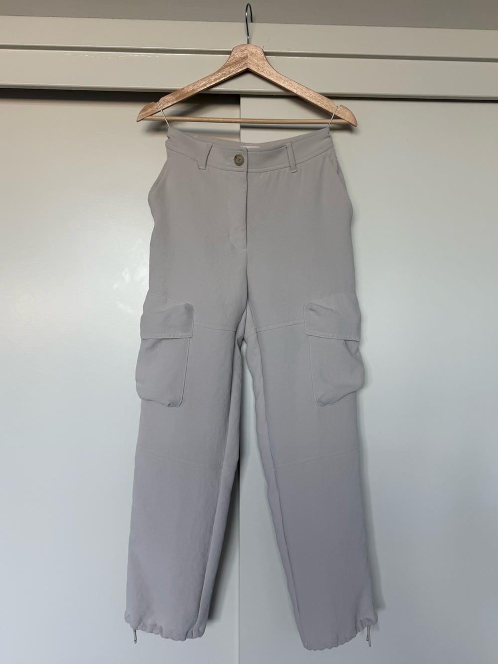 Aritzia Grey Beige Cargo Crepette Pants Joggers